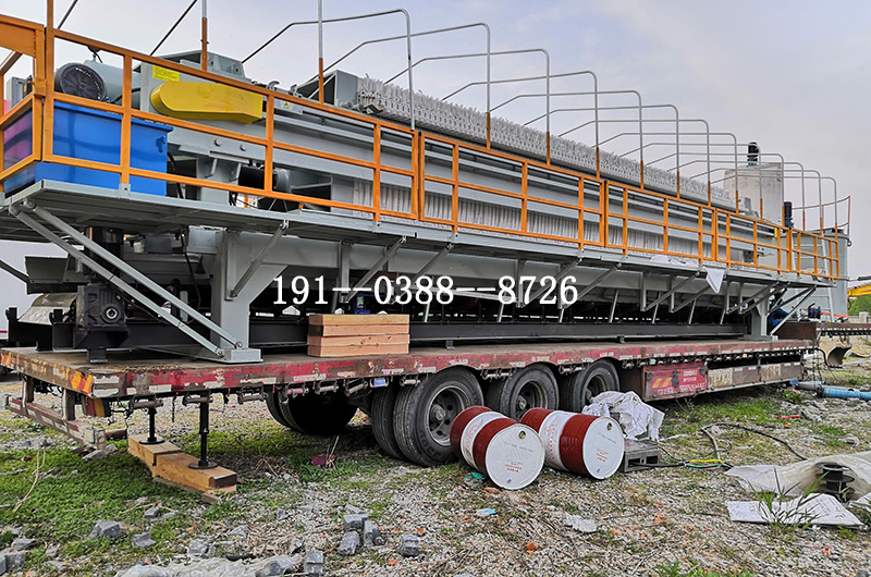 <strong>河道清淤車(chē)載廂式壓濾機(jī)_車(chē)載移動(dòng)式壓濾機(jī)客戶(hù)現(xiàn)場(chǎng)</strong>